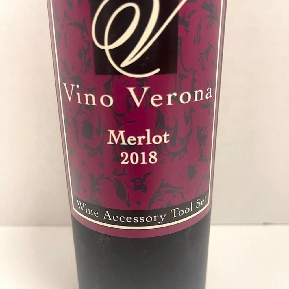 Vino Verona Wine Accessory Tool Set 5 Piece Merlot Bottle Shaped‎ Magnetic Case